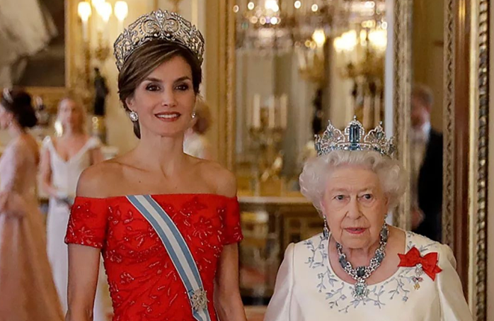 西班牙王室3顶王冠：莱蒂齐亚自信耀眼，却不及公主婆婆温婉高贵 - 8