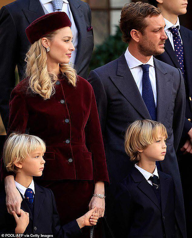 摩纳哥王室齐聚！王妃穿着华丽得体，8 岁公主穿着被热议 - 8