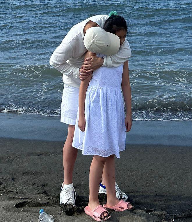汪小菲返台在海边抱着女儿，小玥儿被指神态不情愿 - 5