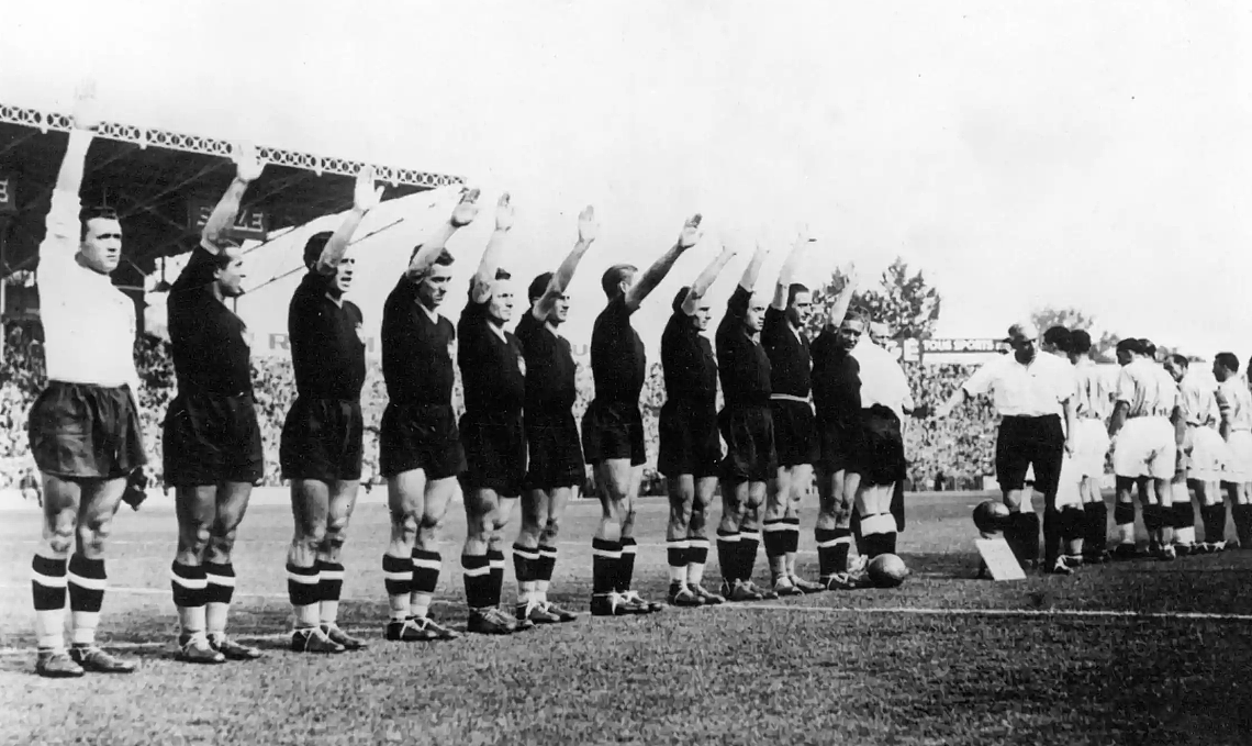 1938世界杯囧事：神秘之师12人上场，有人怀抱惊悚娃娃 - 2
