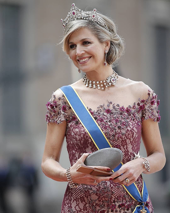 50岁荷兰王后有钱任性：珠宝王冠不重样的戴，奢华程度不输英女王 - 24