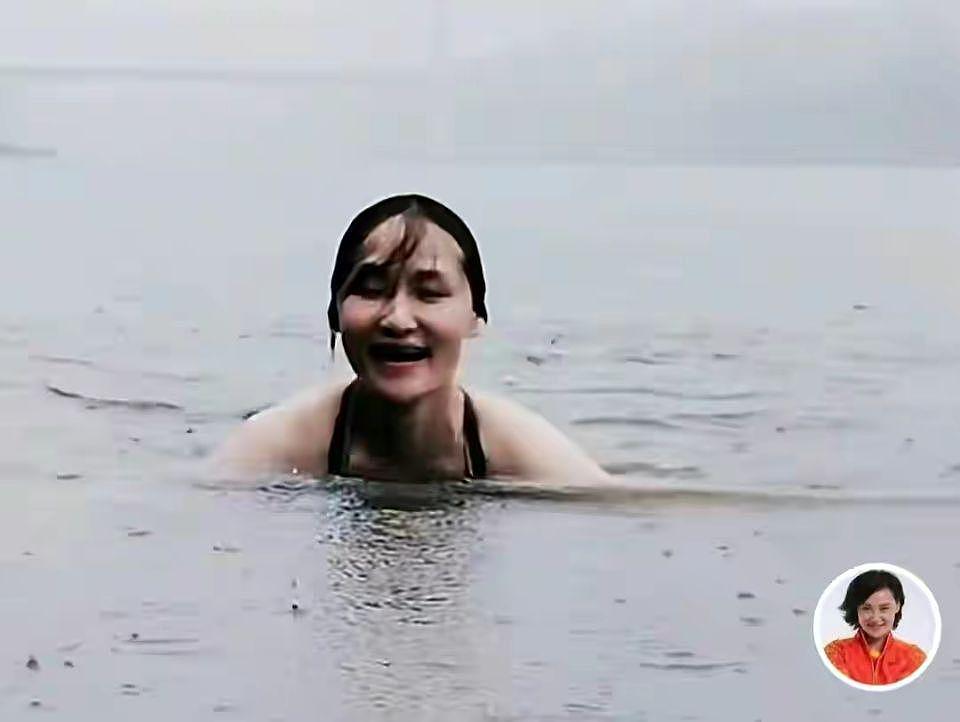 不愧是跳水女皇！高敏冒雨在长江中游泳身姿矫捷 - 3