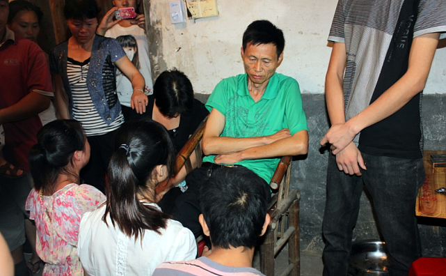 湖南27岁农民工救人牺牲，被救4人趁乱逃离，众人搜寻7天令其跪谢 - 17