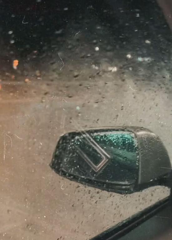 容祖儿开车遭遇暴雨！车身两边全是水，旁边阿 Sa 大叫好恐怖 - 2
