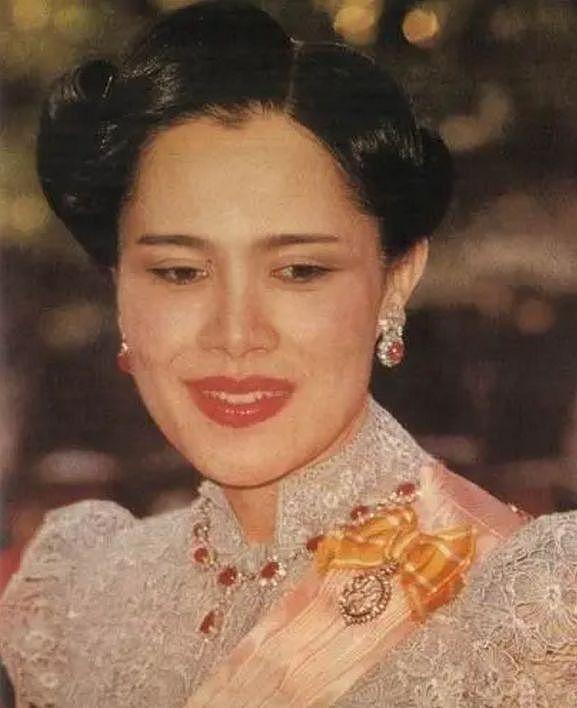 诗丽吉一次戴俩王冠，儿媳只能戴假花，都不如不丹公主戴发箍惊艳 - 19