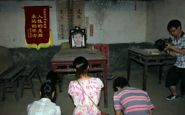 湖南27岁农民工救人牺牲，被救4人趁乱逃离，众人搜寻7天令其跪谢 - 16