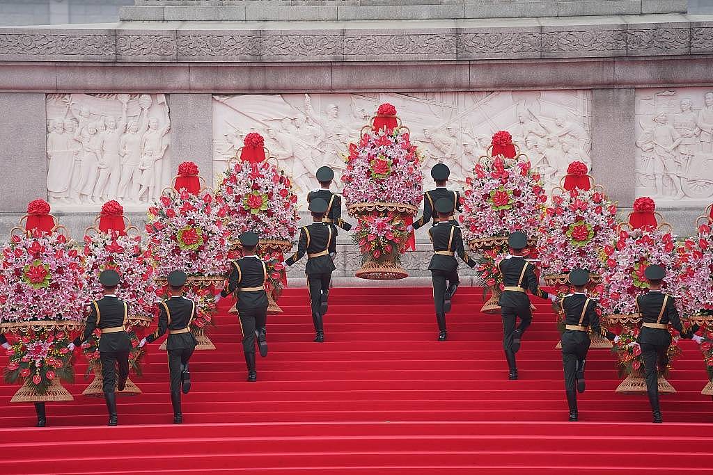 烈士纪念日向人民英雄敬献花篮仪式在北京天安门广场隆重举行 - 1