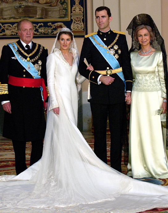 欧洲王室王冠奢华高贵，日本皇室王冠几乎一个样，高仿上不了台面 - 16