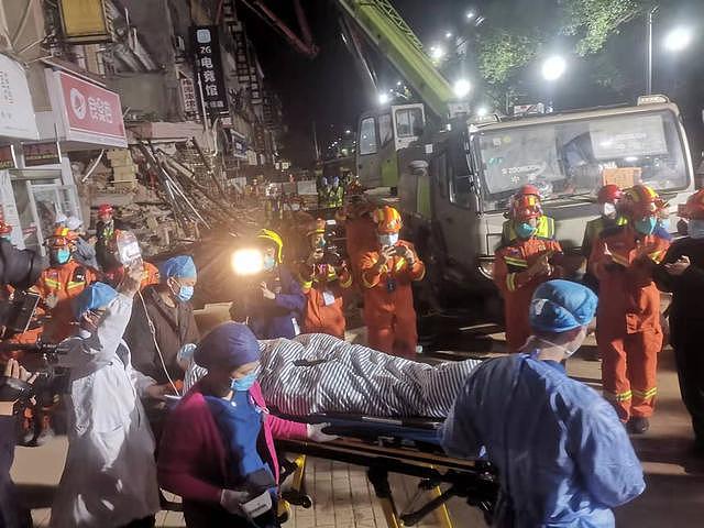 长沙居民自建房倒塌事故第九名被困人员被救出 - 1