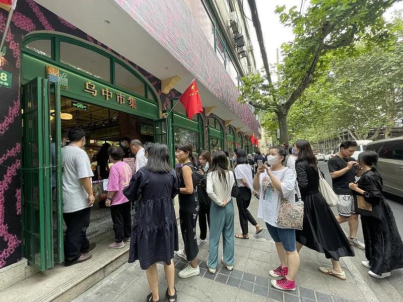 Prada在上海开起菜市场，女子凹造型拍照后把新买的菜扔掉！网友：菜媛出现 - 6