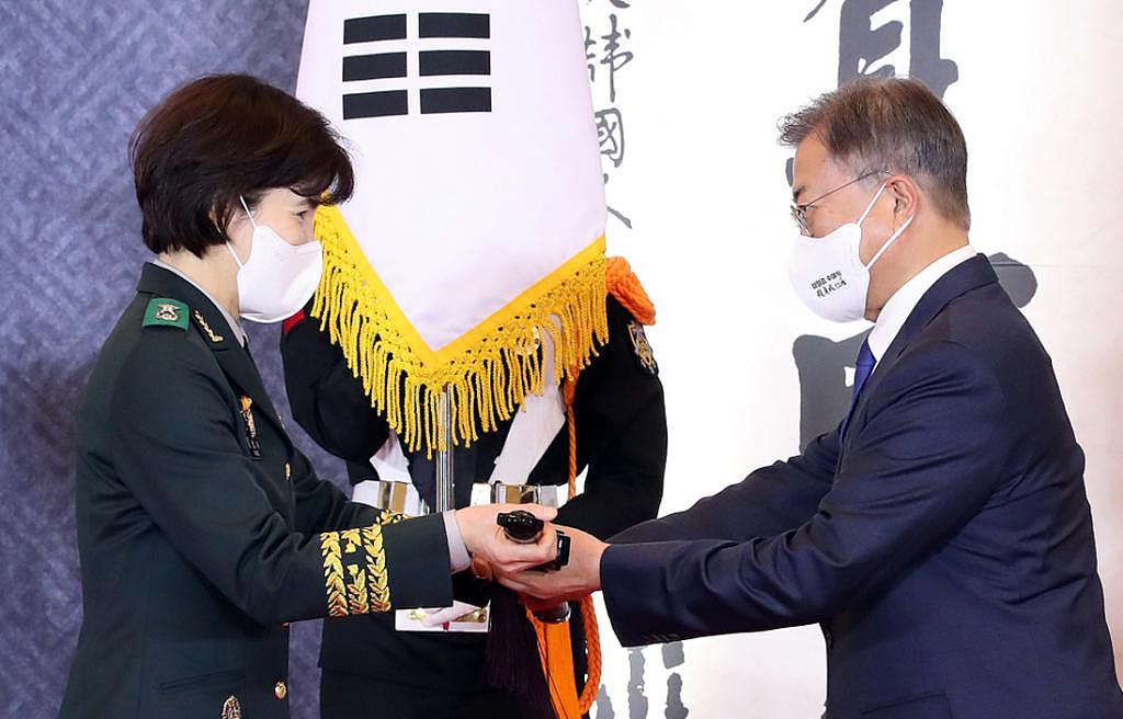文在寅向韩国准将授予三精剑，口罩上写汉字“杀身成仁” - 1