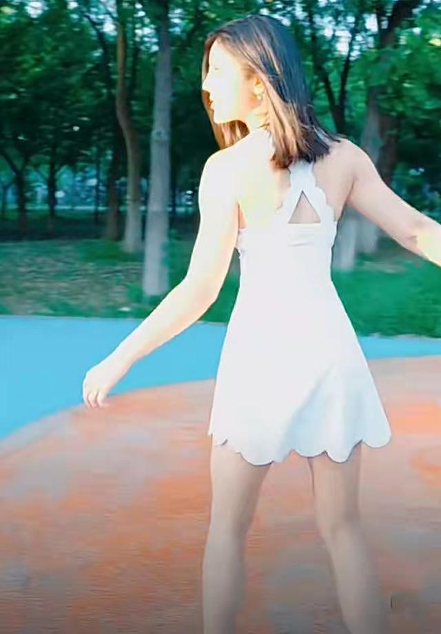 35 岁赵奕欢公园里玩滑板，穿白色短裙身材好，动作舒展笑容灿烂 - 2