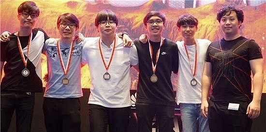 由学生组成的新加坡民间战队LaZe以东南亚赛区第三名的成绩晋级2019年亚洲总决赛