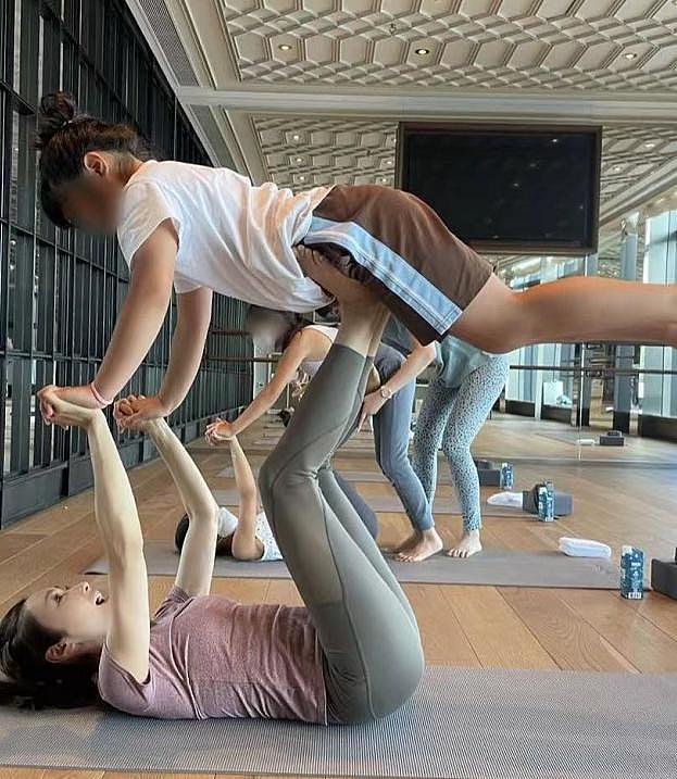 黎姿带女儿练瑜伽享受亲子时光 母女四人挑战高难度撑体动作 - 4