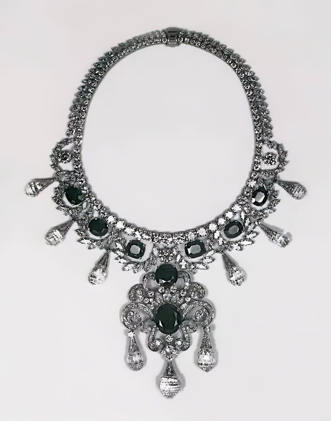 印度王妃：拥有300多件顶级珠宝，地毯镶着150万颗珍珠，一生奢靡 - 19