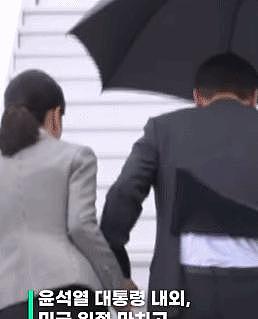 韩国总统爱妻人设崩塌！抢走雨伞让妻子淋雨，网友狠嘲：跟川普一模一样！ - 6