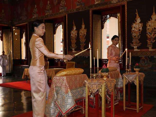 27岁是脱衣舞女，34岁成泰国王妃，为讨好丈夫与狗同食，如今怎样 - 12