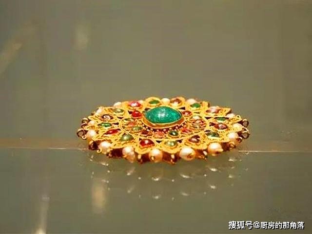 故宫有件金嵌珠宝圆花，为何它是宝贝，只因现代的技术都无法仿造 - 4
