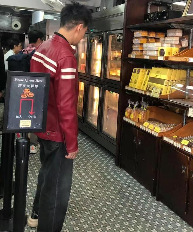 49 岁林志颖现身饼店引关注，远看近看两种状态，近看苍老难辨认！ - 3
