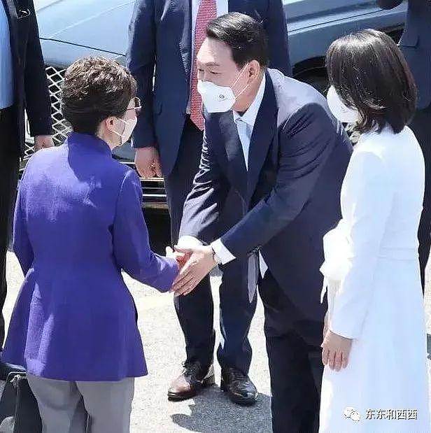 美貌夫人“眼神杀”，吓得韩国新总统不敢喝酒，她大权在握？ - 6