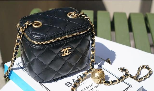 Chanel包包带有小金球最近特别火，尤其是这款翻盖小方包。 - 8