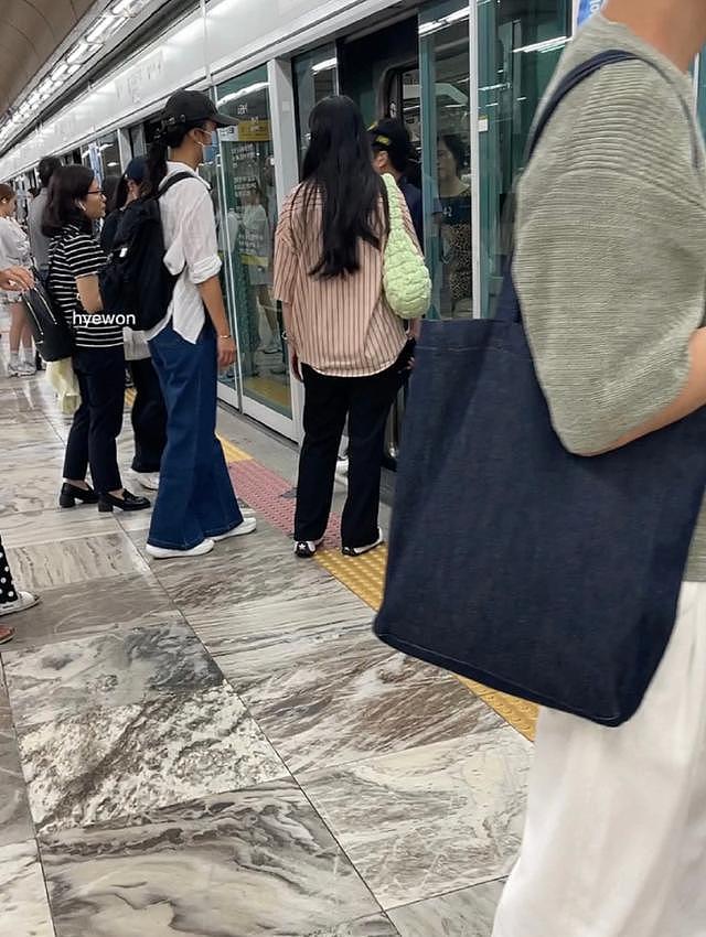 网友韩国地铁偶遇汤唯 白衣蓝裤带棒球棒随性接地气 - 1