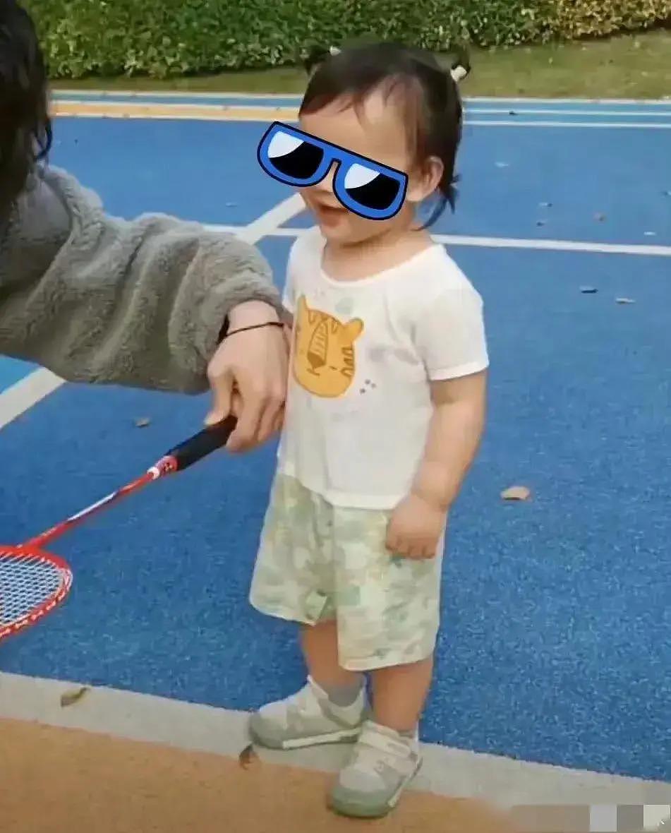 向佐郭碧婷带儿子打羽毛球 1 岁宝宝拿球拍好可爱 - 6