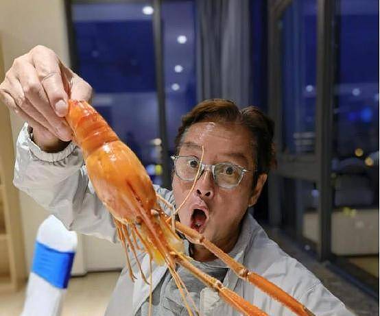 71岁谭咏麟现身豪华餐厅吃海鲜，大头虾比脸还长，需双手才能抓起 - 4