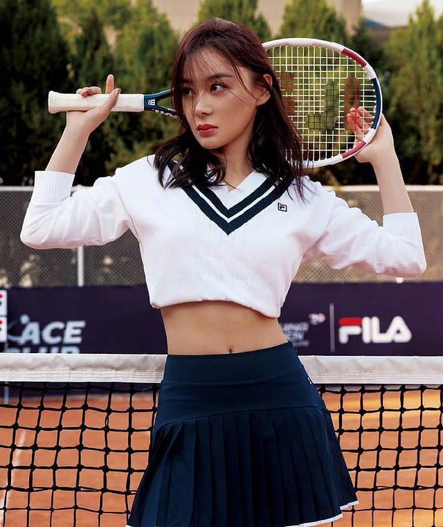 袁姗姗网球运动风写真释出 穿短衫露腹肌长腿身材好 - 5