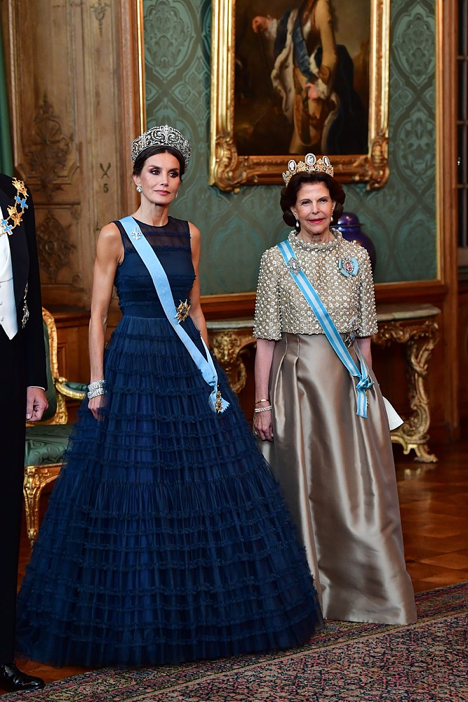 西班牙王后到访瑞典，穿H&M晚礼服，快消品牌也能穿出贵气！ - 9