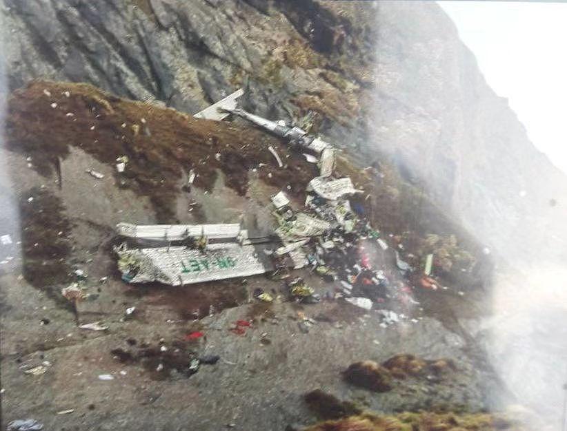 尼泊尔失联客机残骸位置确定，现场曝光：机身摔成碎片散落山坡 - 1