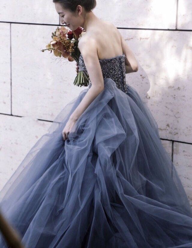 风靡时尚圈的深空蓝拖地长裙，搭配施华洛世奇亮钻，低调而优雅 - 4