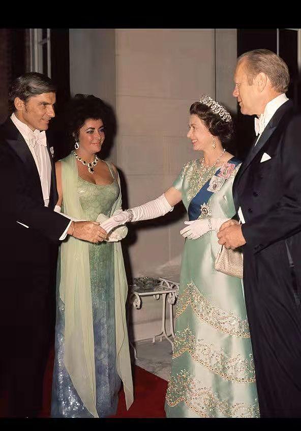 英女王和小六岁的泰勒同框，同穿淡蓝色礼服，前者很显年轻 - 9