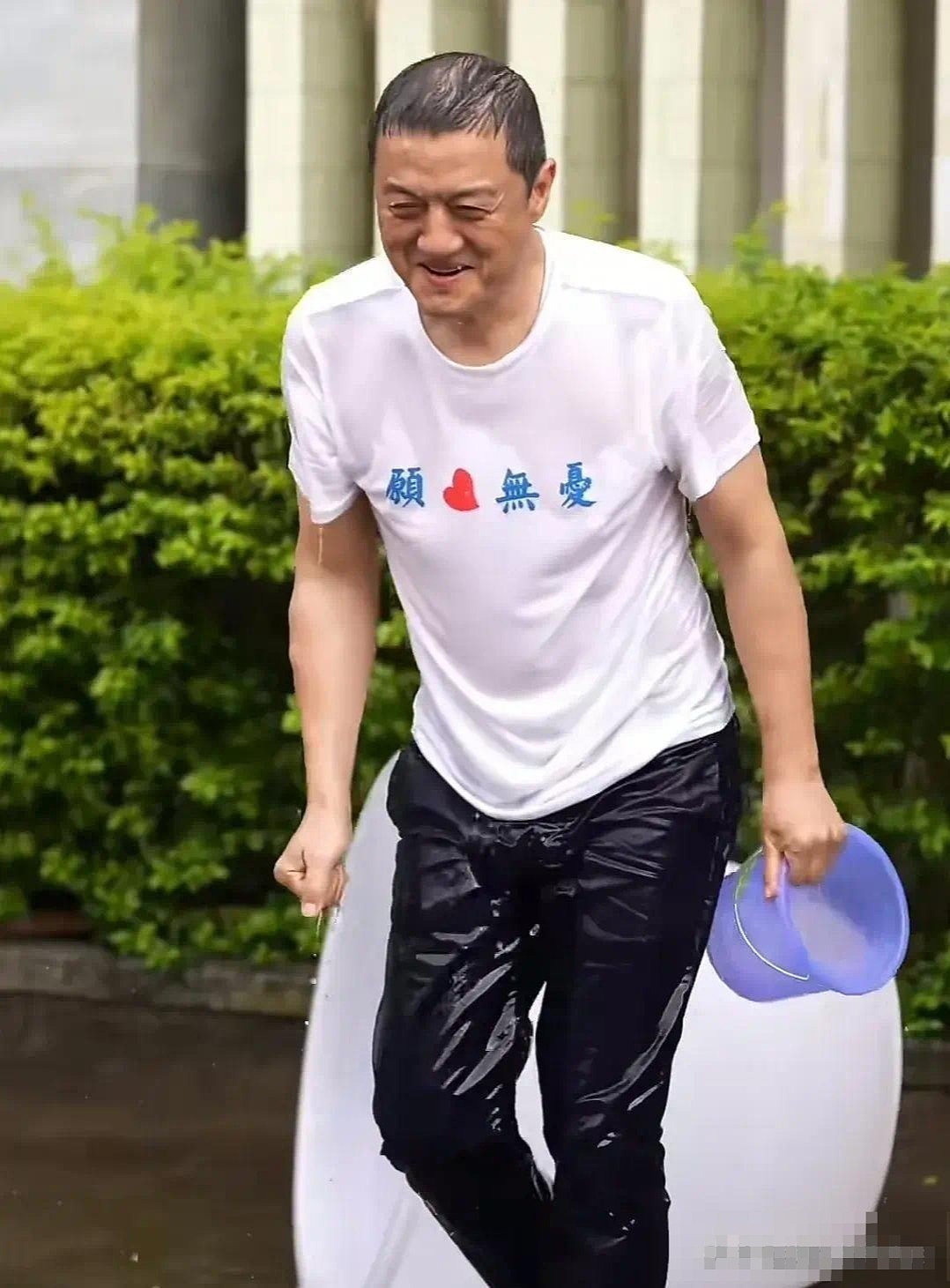 李亚鹏在云南泼水节玩嗨了，街头奔跑形象全无，52岁就开始秃顶 - 3