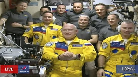 俄宇航员身穿黄色和蓝色航天服上天 外媒 : 支持乌克兰 - 1
