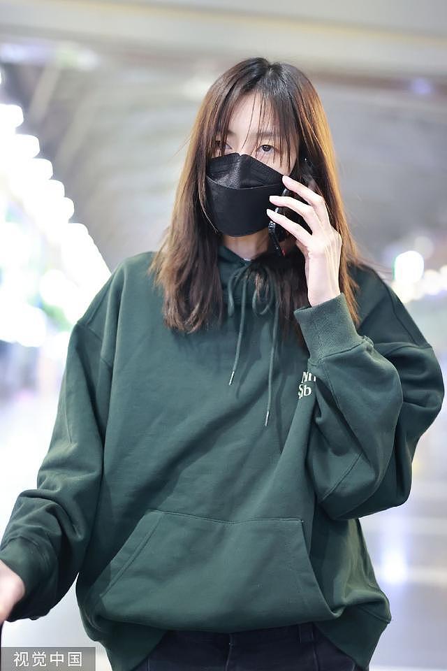 刘雯身穿绿色卫衣现身机场 见镜头露灿笑气场十足 - 3