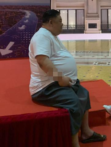 57 岁林雪罕露面，肚皮超大，曾曝落魄到演戏被喂烂提子 - 1