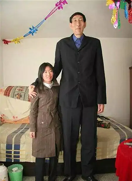 13年前，2.36米中国巨人不顾医生劝阻，执意生下一子，现状如何？ - 14