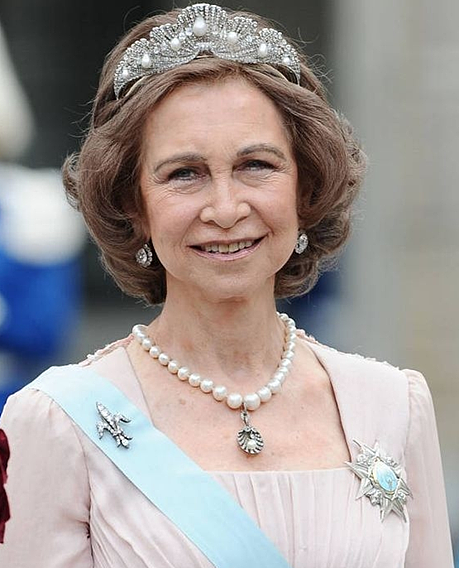 西班牙王室3顶王冠：莱蒂齐亚自信耀眼，却不及公主婆婆温婉高贵 - 10