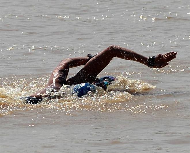 游泳选手骑对手身上毒打，使劲往水里摁头，新闻官：裁判没看到就没问题
