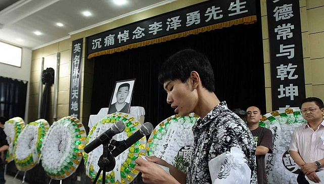 9年前，重庆“的哥”为救轻生女牺牲，丈夫下跪道歉给家属1000元 - 11