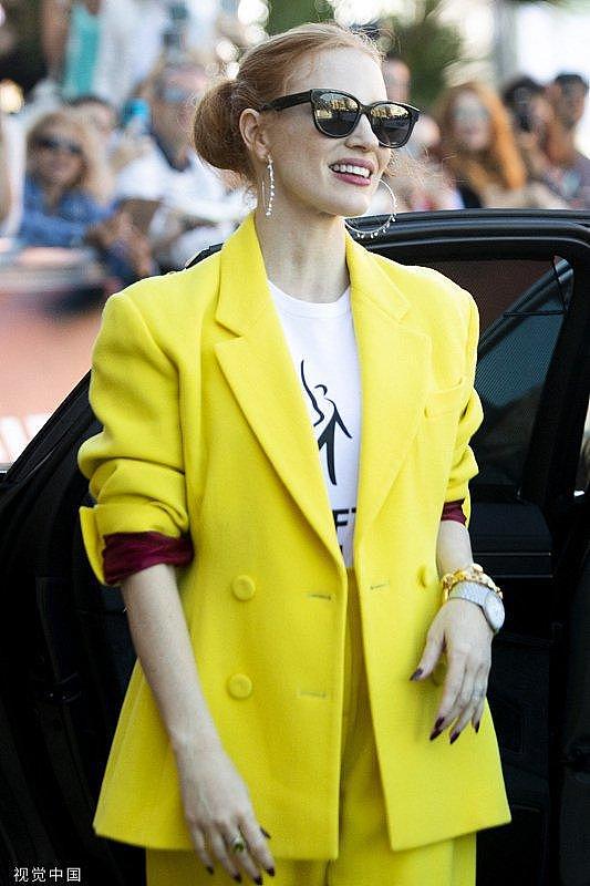 杰西卡 · 查斯坦明黄色西装亮相电影节 与粉丝合影互动 - 4
