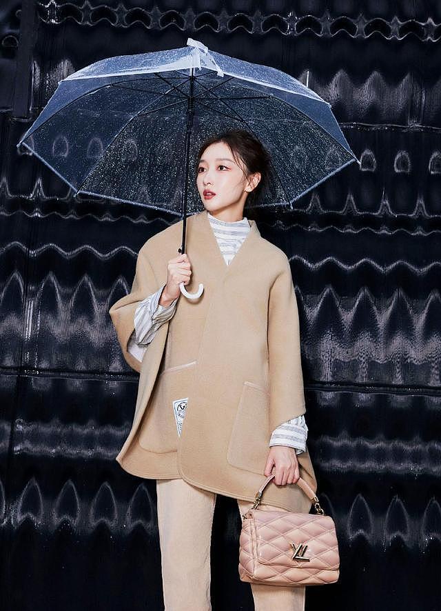 周冬雨出发巴黎时装周 棕色系穿搭撑雨伞惬意十足 - 5