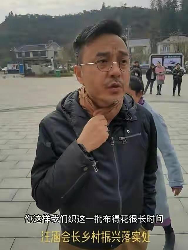 汪涵现身农村，头发胡子斑白一脸沧桑，衣着朴素用村民织布当围脖 - 3