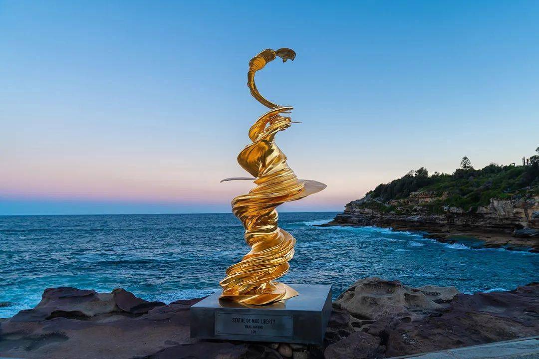 澳大利亚海滩惊现“黄金”雕塑，背后的中国匠人技艺惊艳世界！ - 1