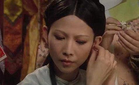 《甄嬛传》：皇后卸妆时，为何要自己动手摘耳环 - 3