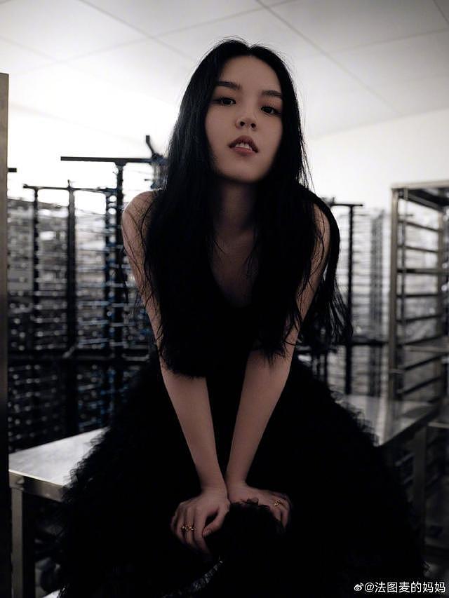 李咏 21 岁女儿首次公开活动 黑色露背裙身材线条优越 - 3