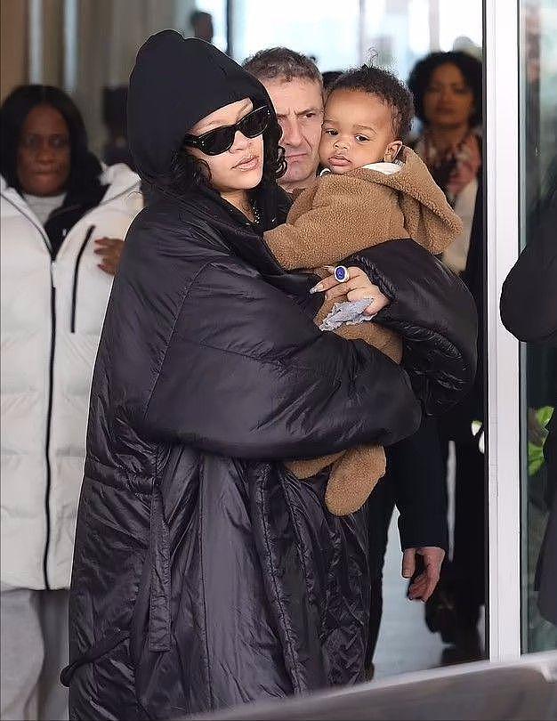 蕾哈娜抱着大儿子去米兰时装周！挺二胎还抱娃，黑人男友两手空空 - 4