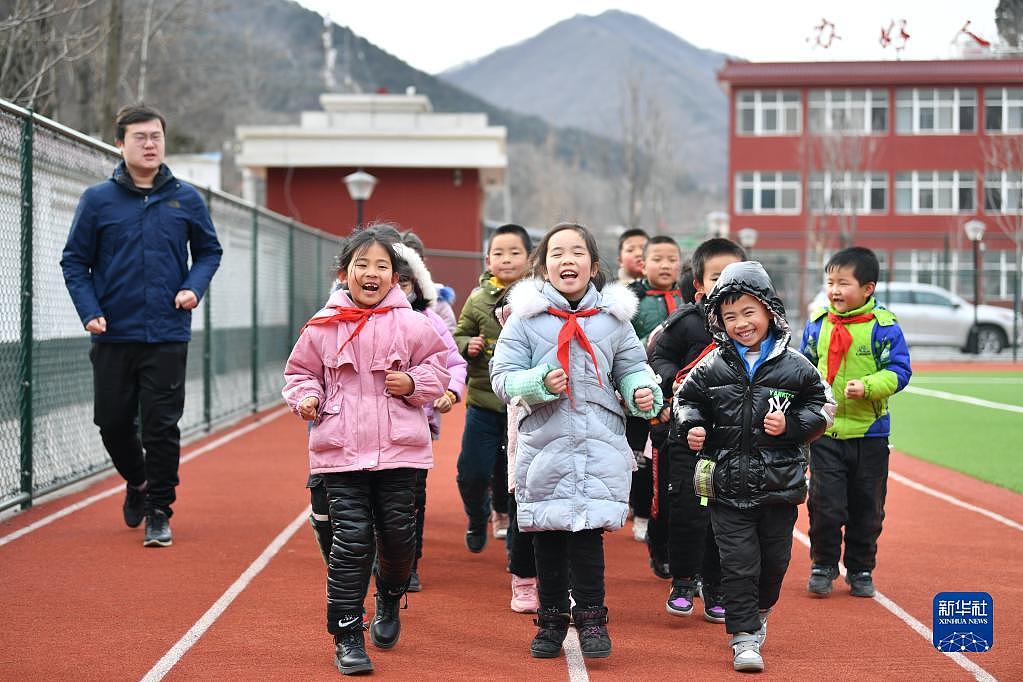 “中国梦要靠你们来实现”——习近平总书记关心少年儿童成长成才纪实 - 7