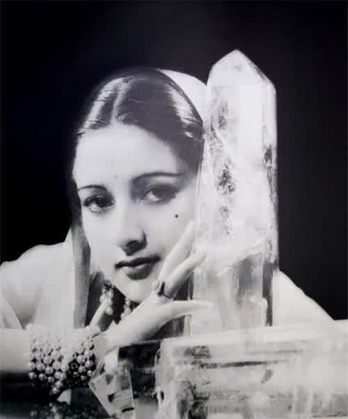 印度王妃：拥有300多件顶级珠宝，地毯镶着150万颗珍珠，一生奢靡 - 7
